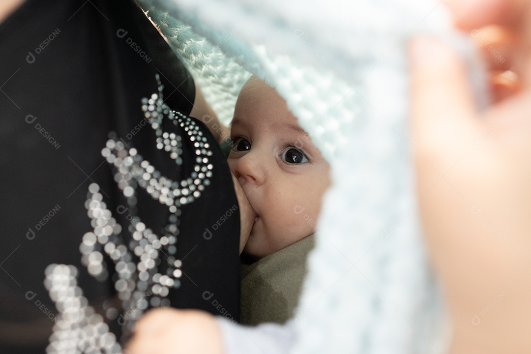 Mãe amamentando seu bebê