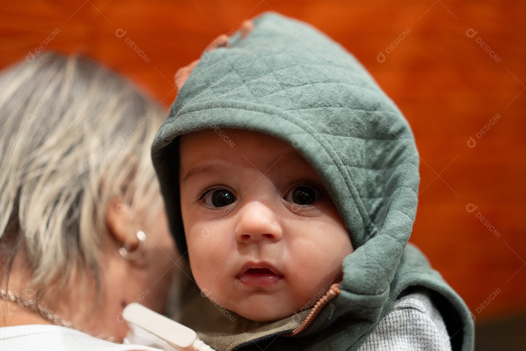 Lindo bebê sobre fundo desfocado