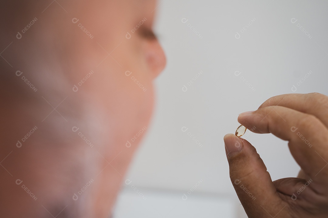 Mãos de Homem segurando remédio