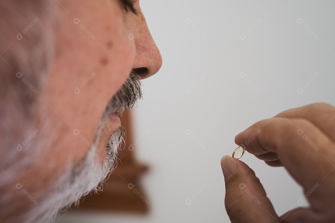 Mãos de Homem segurando remédio