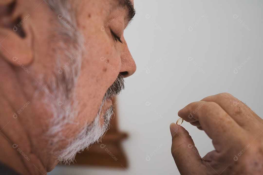 Mãos de pessoa segurando remédio