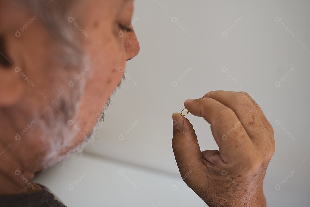 Mãos de pessoa segurando remédio