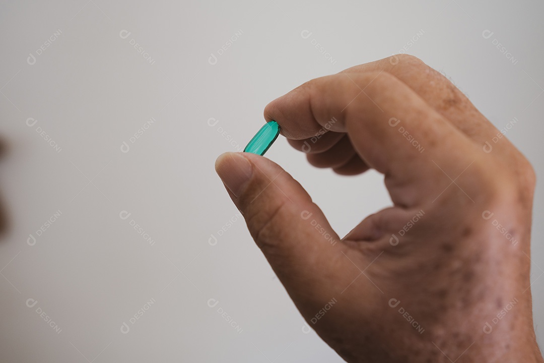 Mãos de pessoa segurado remedio