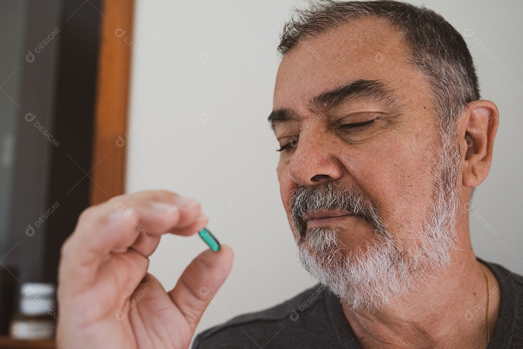 Mãos de Homem segurando remédio