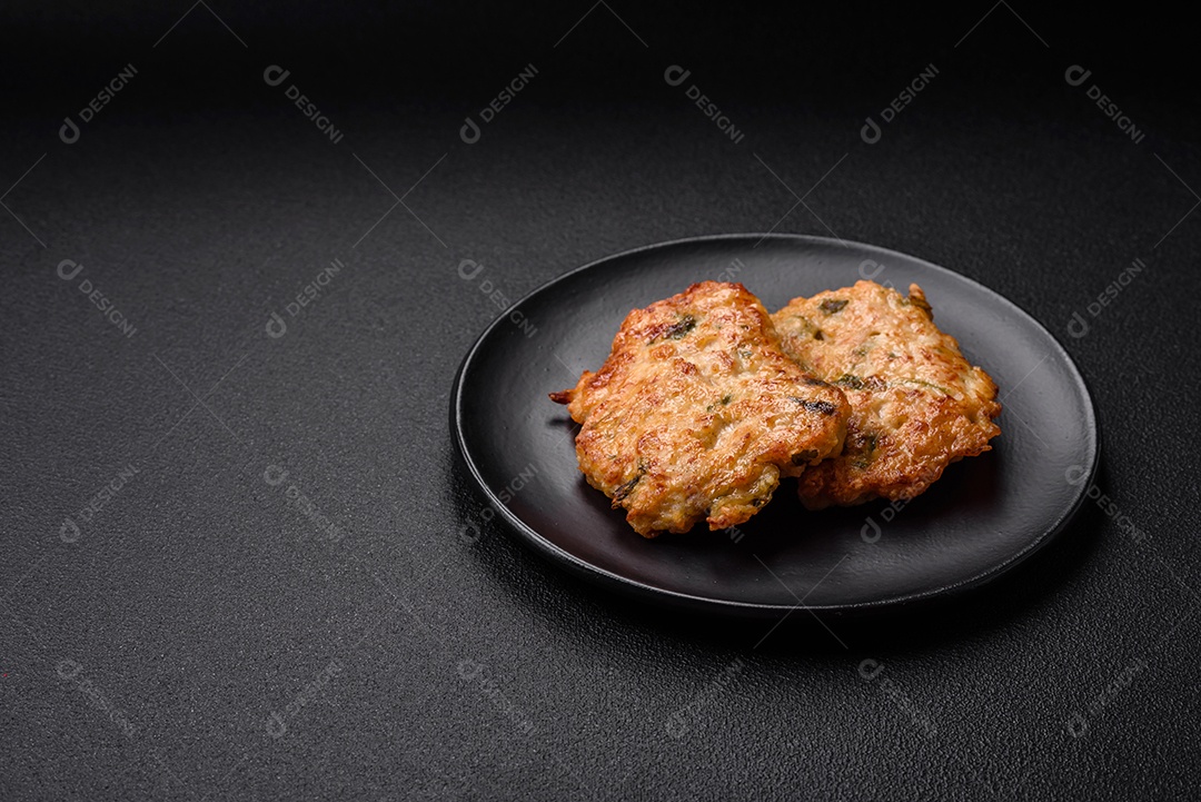 Deliciosa carne frita com mostarda Dijon com sal, especiarias e ervas sobre fundo escuro de concreto