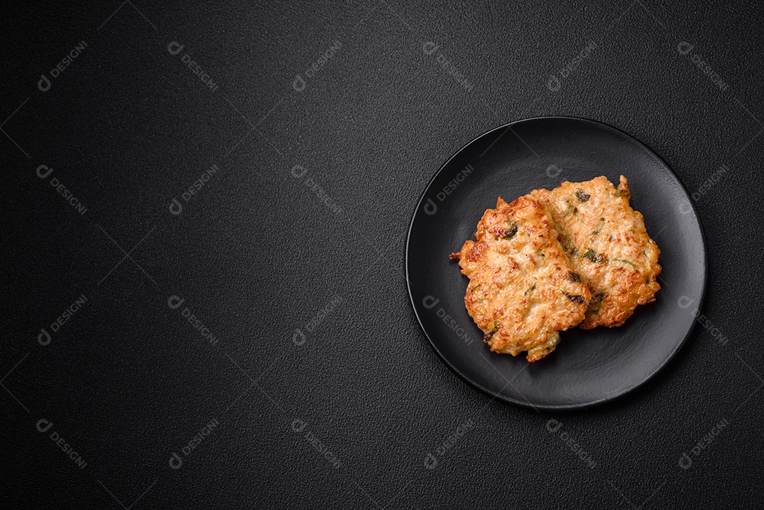 Deliciosa carne frita com mostarda Dijon com sal, especiarias e ervas sobre fundo escuro de concreto