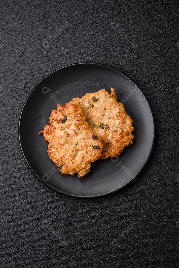 Deliciosa carne frita com mostarda Dijon com sal, especiarias e ervas sobre fundo escuro de concreto