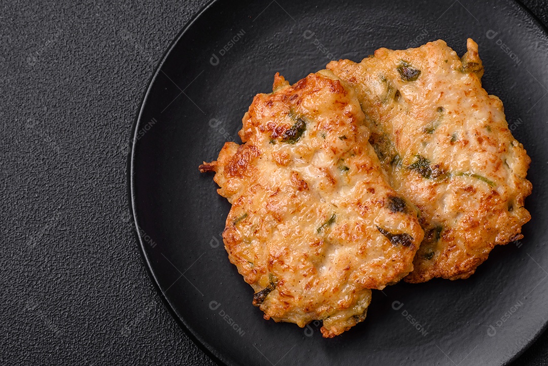 Deliciosa carne frita com mostarda Dijon com sal, especiarias e ervas sobre fundo escuro de concreto