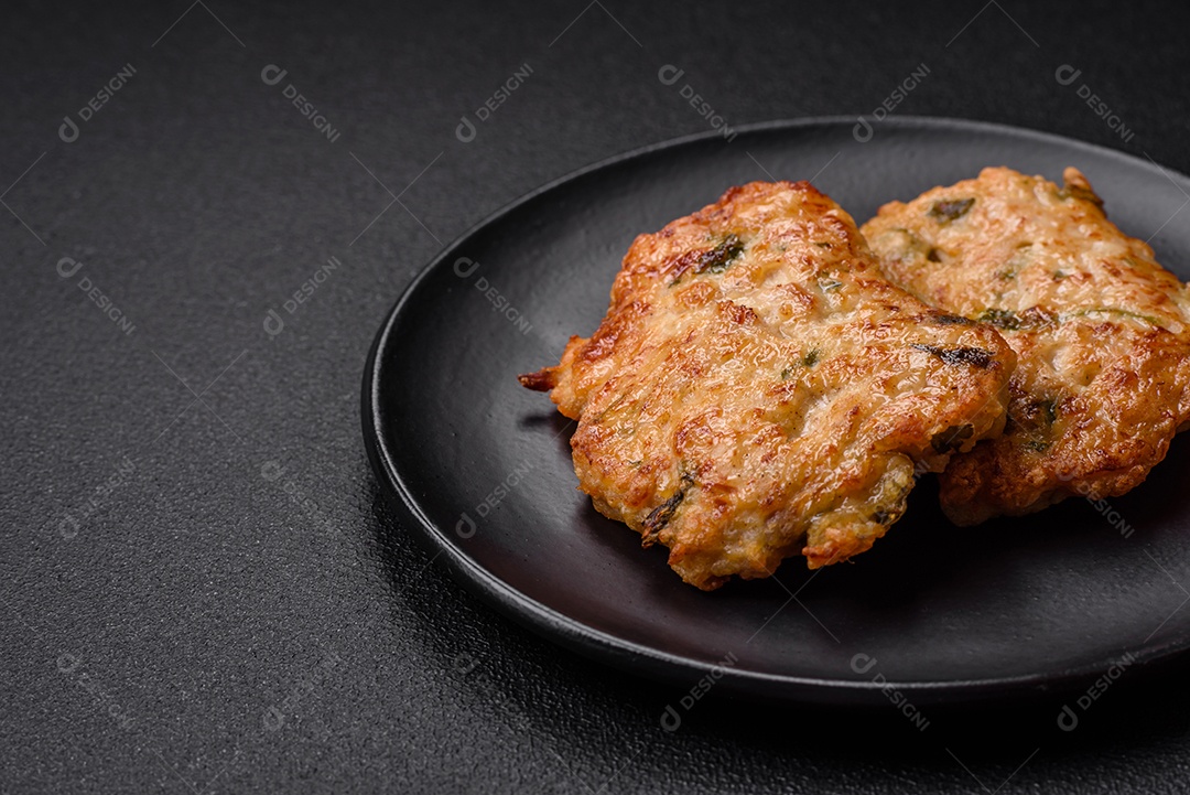 Deliciosa carne frita com mostarda Dijon com sal, especiarias e ervas sobre fundo escuro de concreto