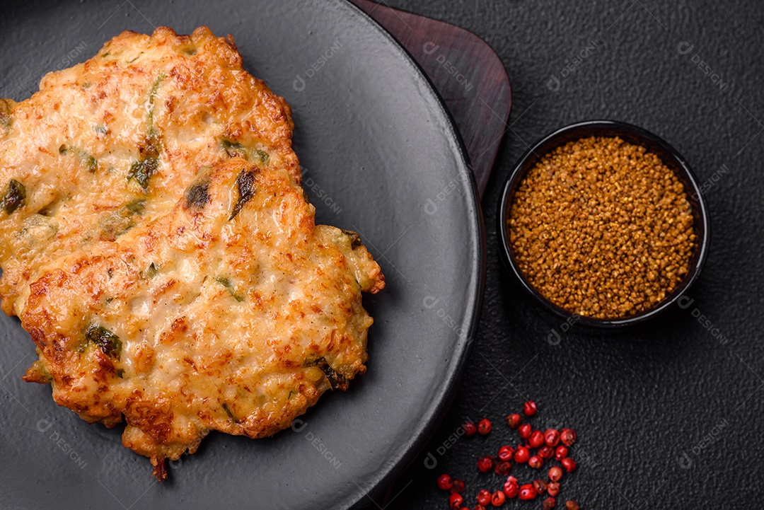 Deliciosa carne frita com mostarda Dijon com sal, especiarias e ervas sobre fundo escuro de concreto
