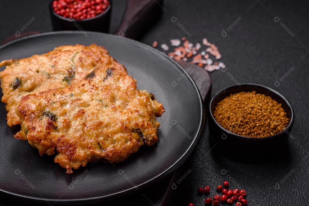Deliciosa carne frita com mostarda Dijon com sal, especiarias e ervas sobre fundo escuro de concreto