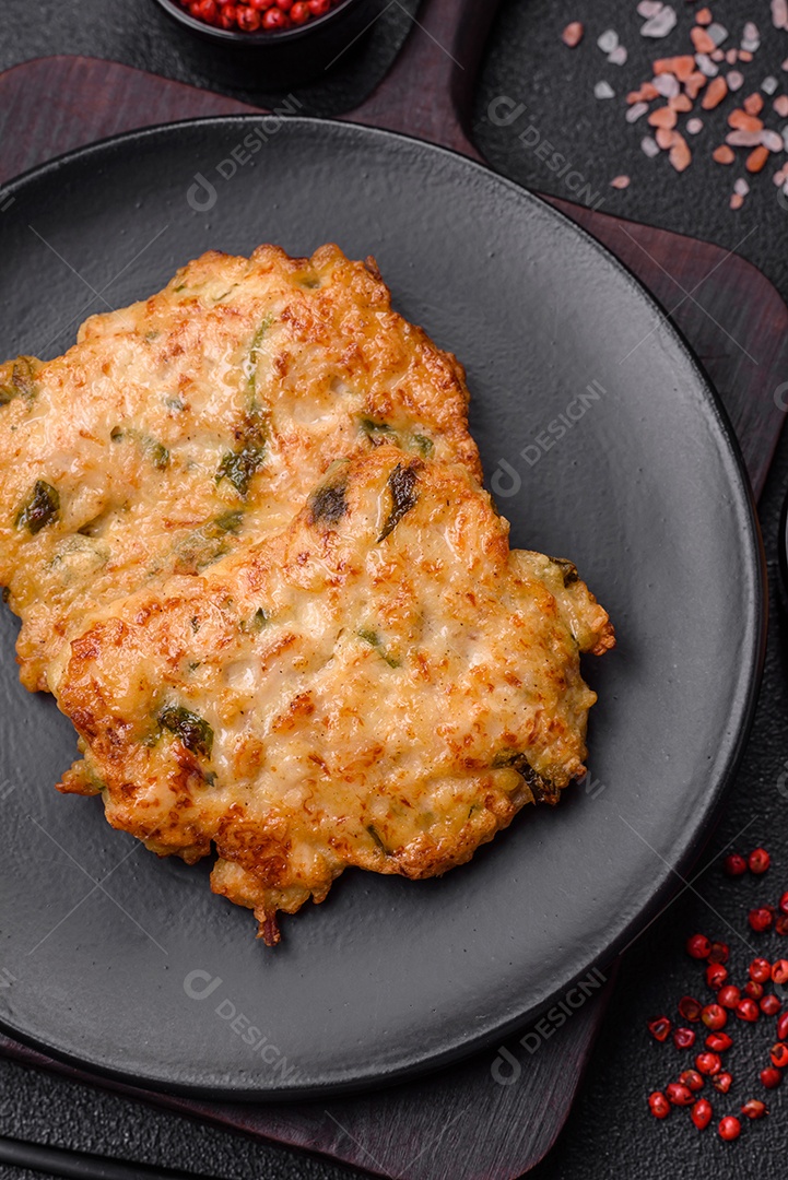 Deliciosa carne frita com mostarda Dijon com sal, especiarias e ervas sobre fundo escuro de concreto
