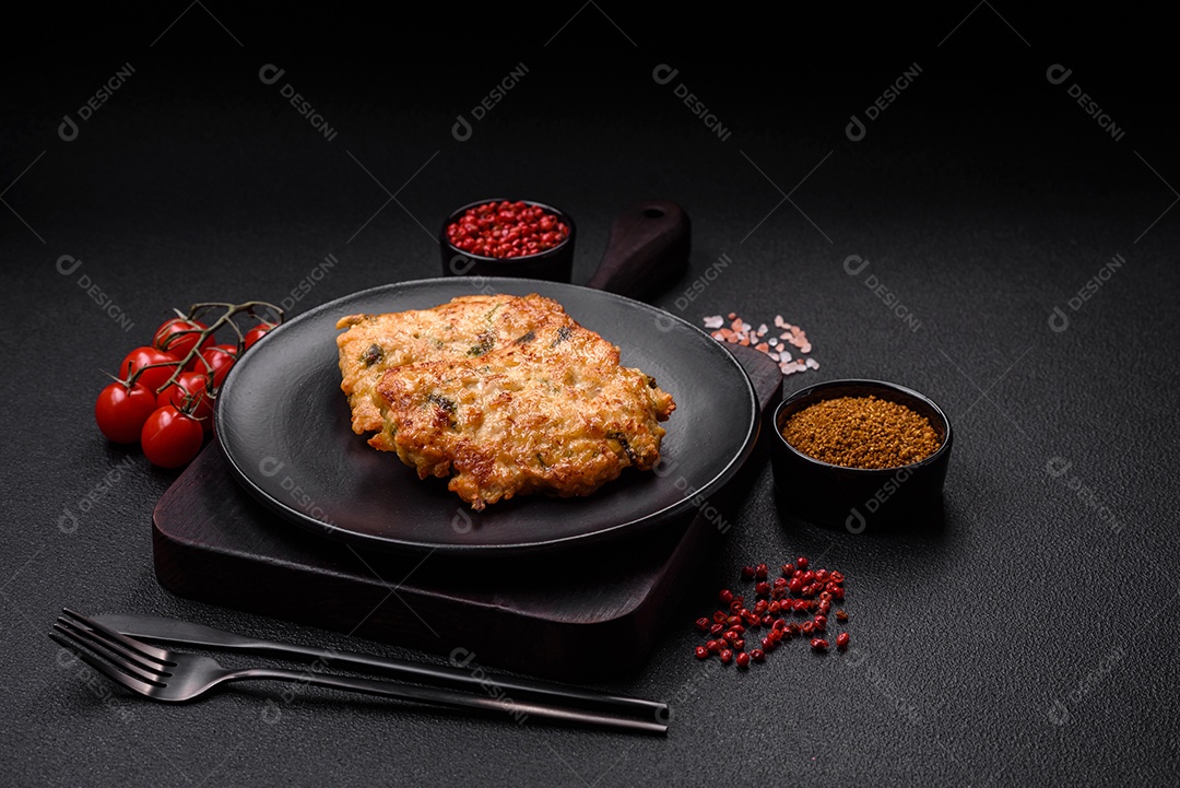 Deliciosa carne frita com mostarda Dijon com sal, especiarias e ervas sobre fundo escuro de concreto