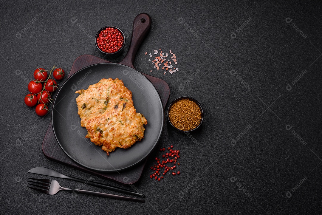 Deliciosa carne frita com mostarda Dijon com sal, especiarias e ervas sobre fundo escuro de concreto