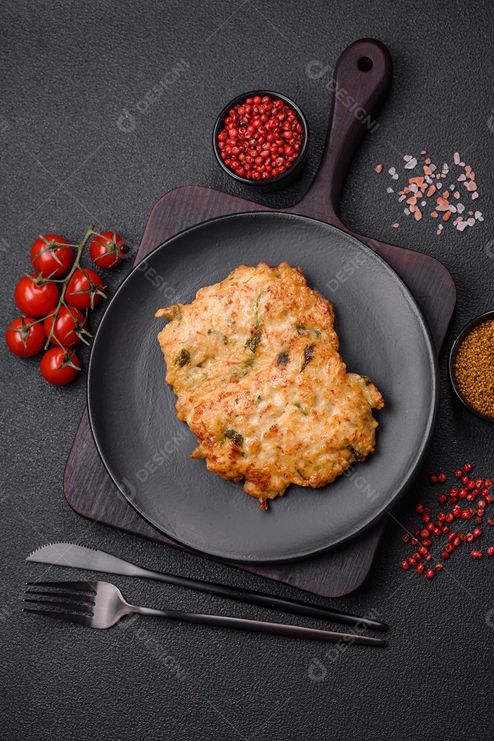 Deliciosa carne frita com mostarda Dijon com sal, especiarias e ervas sobre fundo escuro de concreto