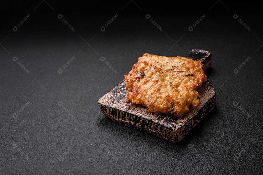 Deliciosa carne frita com mostarda Dijon com sal, especiarias e ervas sobre fundo escuro de concreto