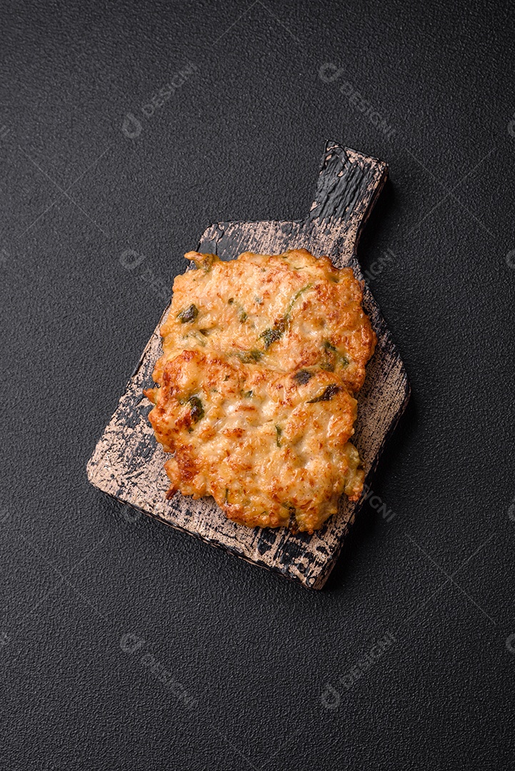 Deliciosa carne frita com mostarda Dijon com sal, especiarias e ervas sobre fundo escuro de concreto