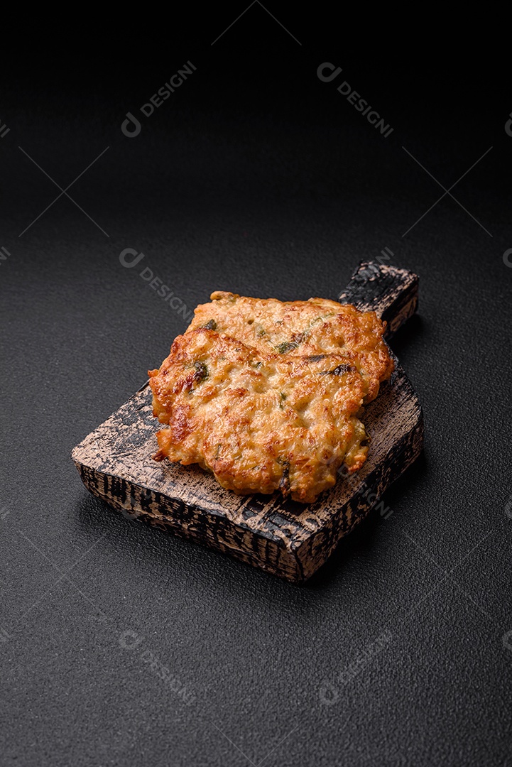 Deliciosa carne frita com mostarda Dijon com sal, especiarias e ervas sobre fundo escuro de concreto