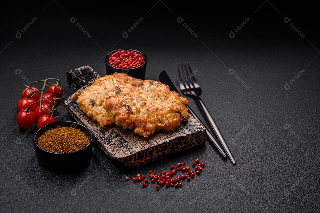 Deliciosa carne frita com mostarda Dijon com sal, especiarias e ervas sobre fundo escuro de concreto