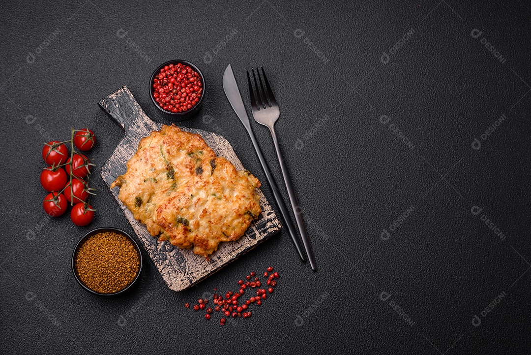 Deliciosa carne frita com mostarda Dijon com sal, especiarias e ervas sobre fundo escuro de concreto