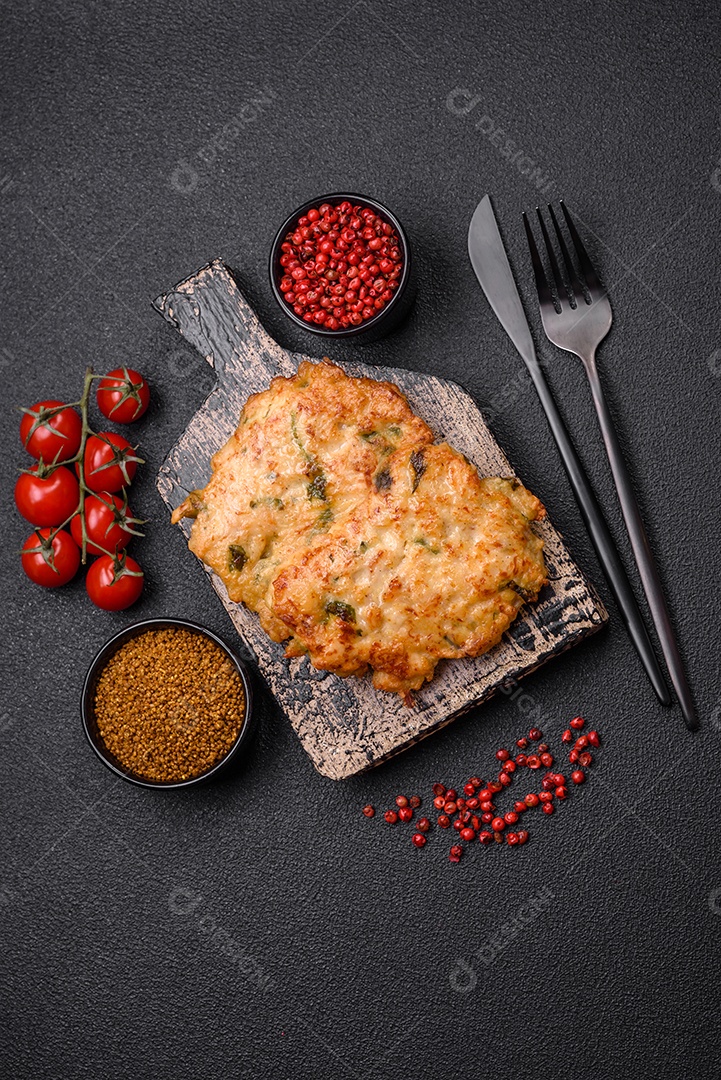 Deliciosa carne frita com mostarda Dijon com sal, especiarias e ervas sobre fundo escuro de concreto