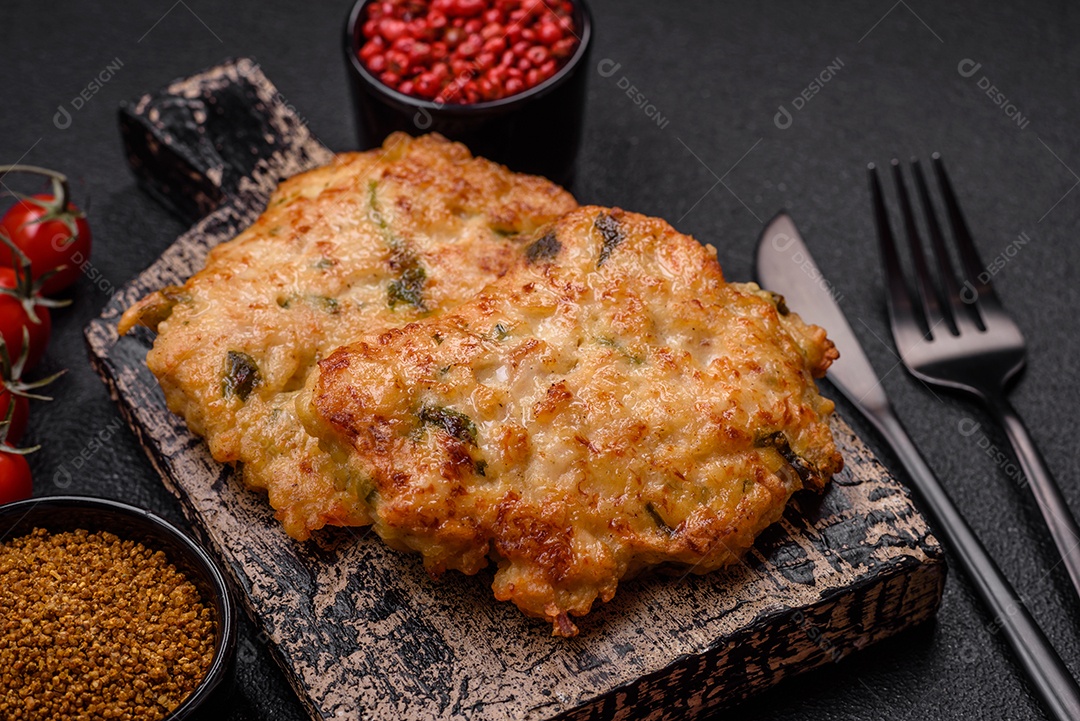Deliciosa carne frita com mostarda Dijon com sal, especiarias e ervas sobre fundo escuro de concreto