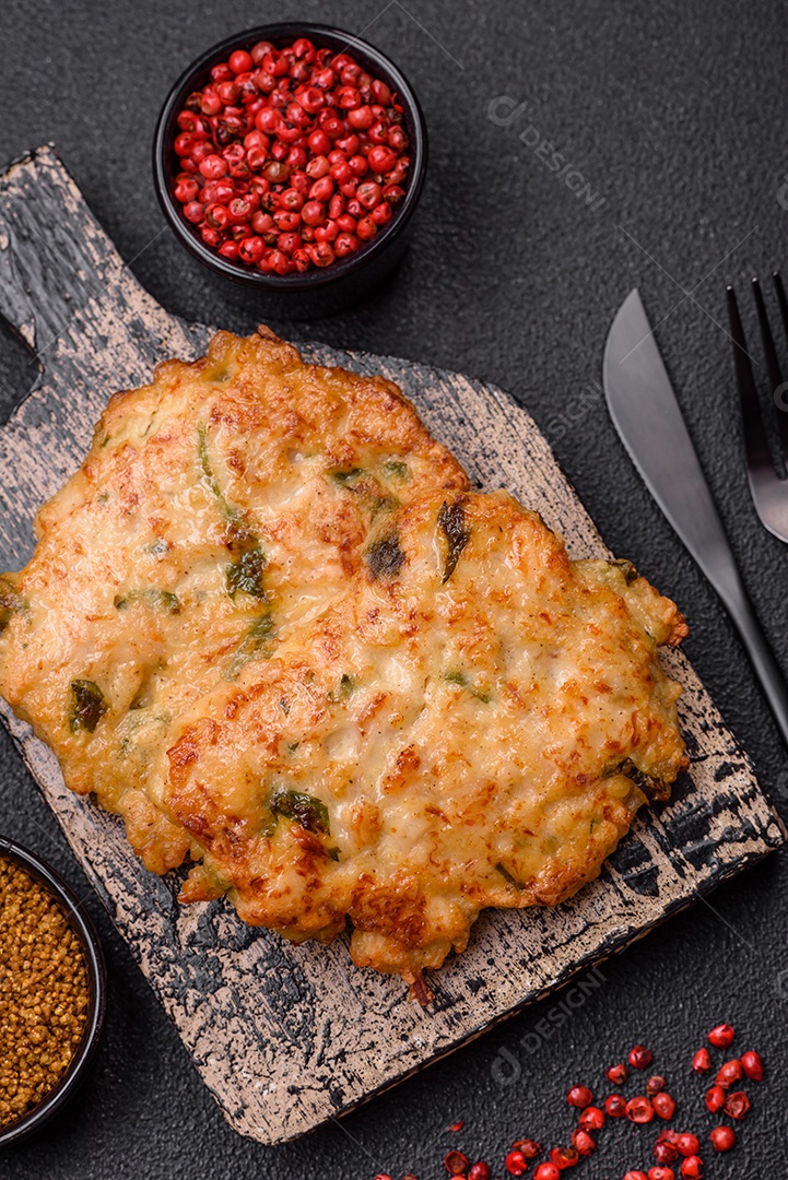 Deliciosa carne frita com mostarda Dijon com sal, especiarias e ervas sobre fundo escuro de concreto
