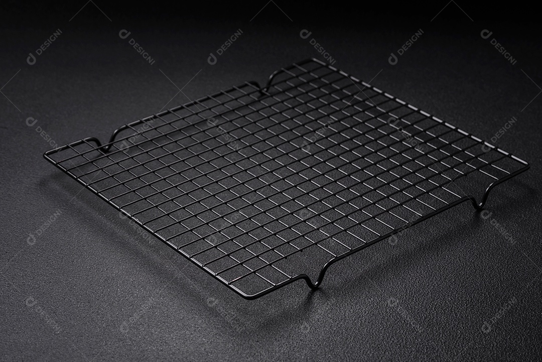 Grelha vazia de cozinha de metal preto para derramar sobremesas em fundo escuro de concreto