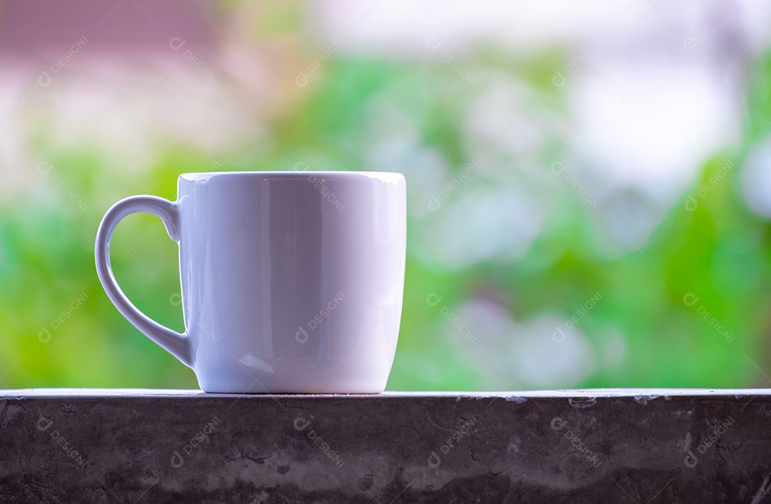 Xícara branca sobre fundo verde