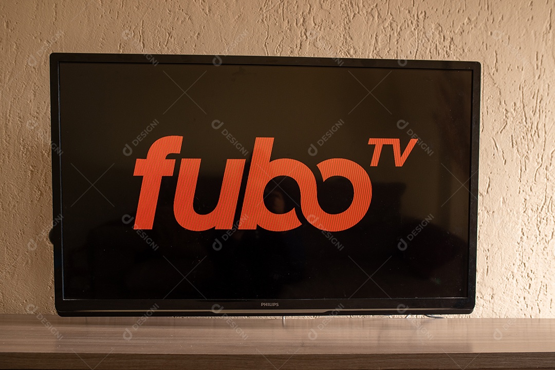 Nesta ilustração fotográfica o logotipo da FuboTV em segundo plano na tv