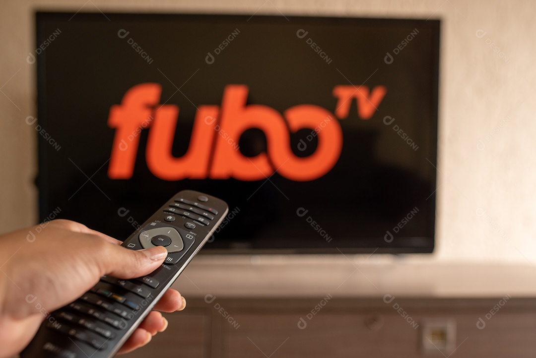 Nesta ilustração fotográfica o logotipo da FuboTV em segundo plano na tv
