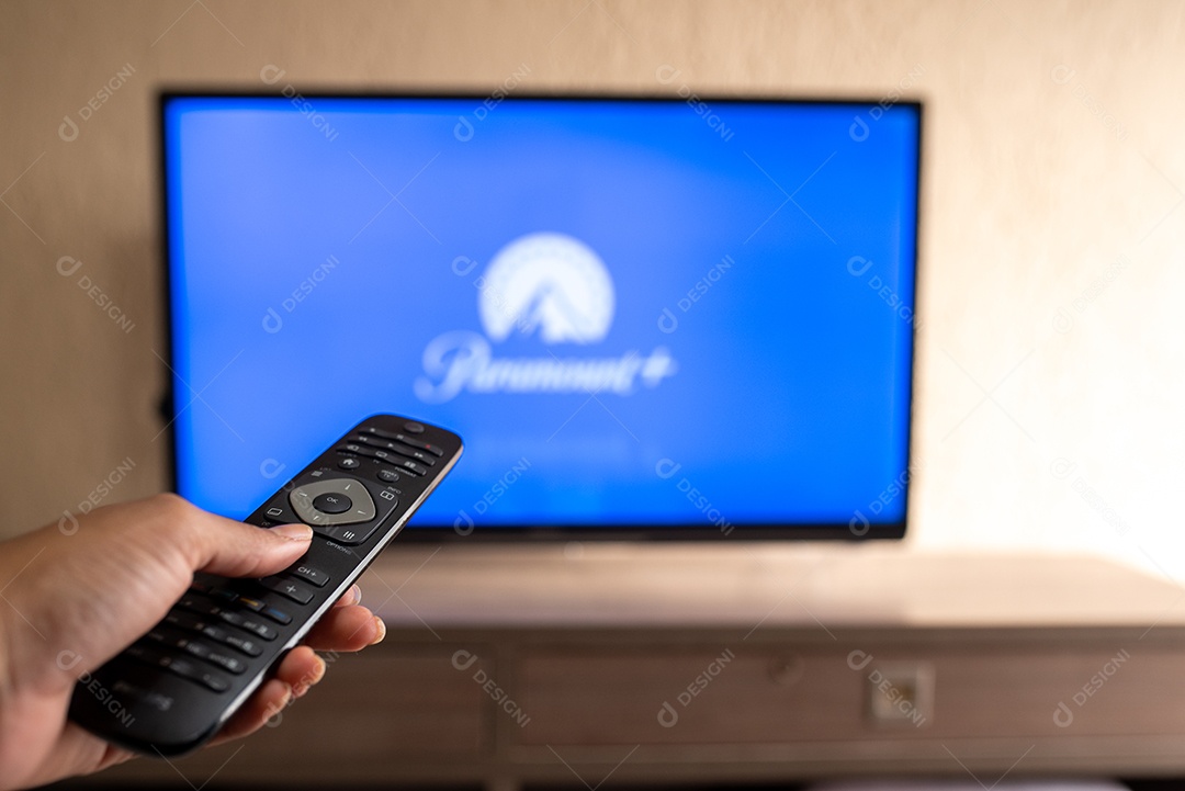 O logotipo da Paramount em segundo plano na TV