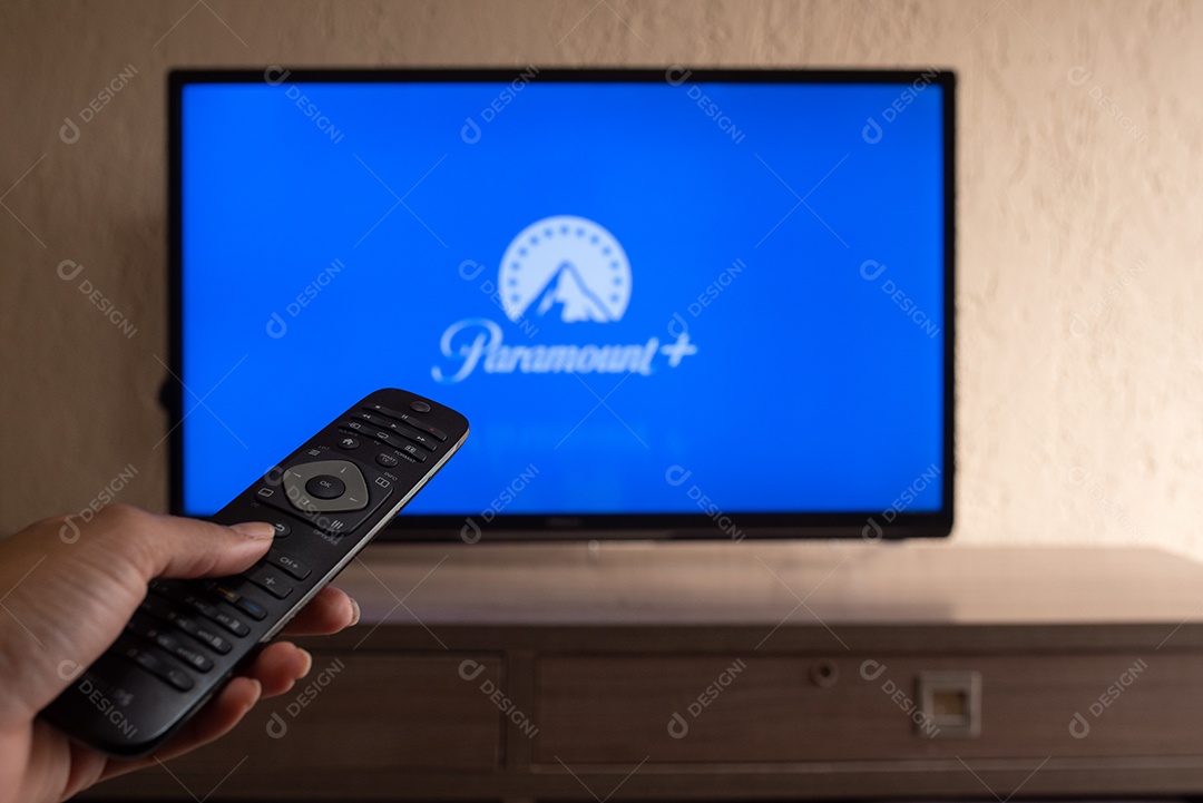 O logotipo da Paramount em segundo plano na TV
