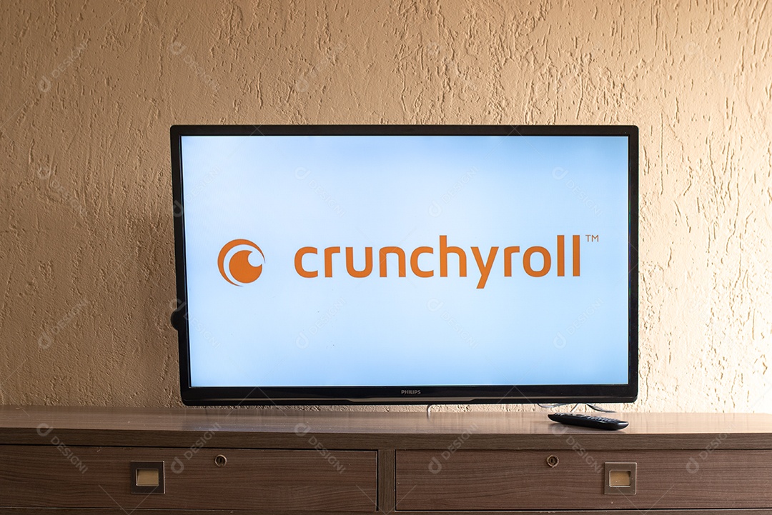 Crunchyroll logotipo na tela de uma televisão