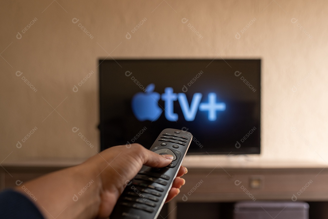 Televisão exibindo logotipo da apple TV+