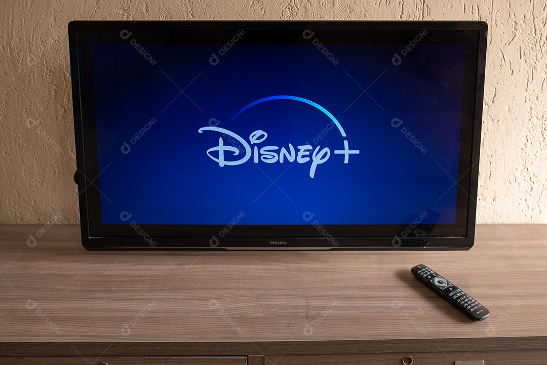 Tv de tela plana exibindo o logotipo da Disney+