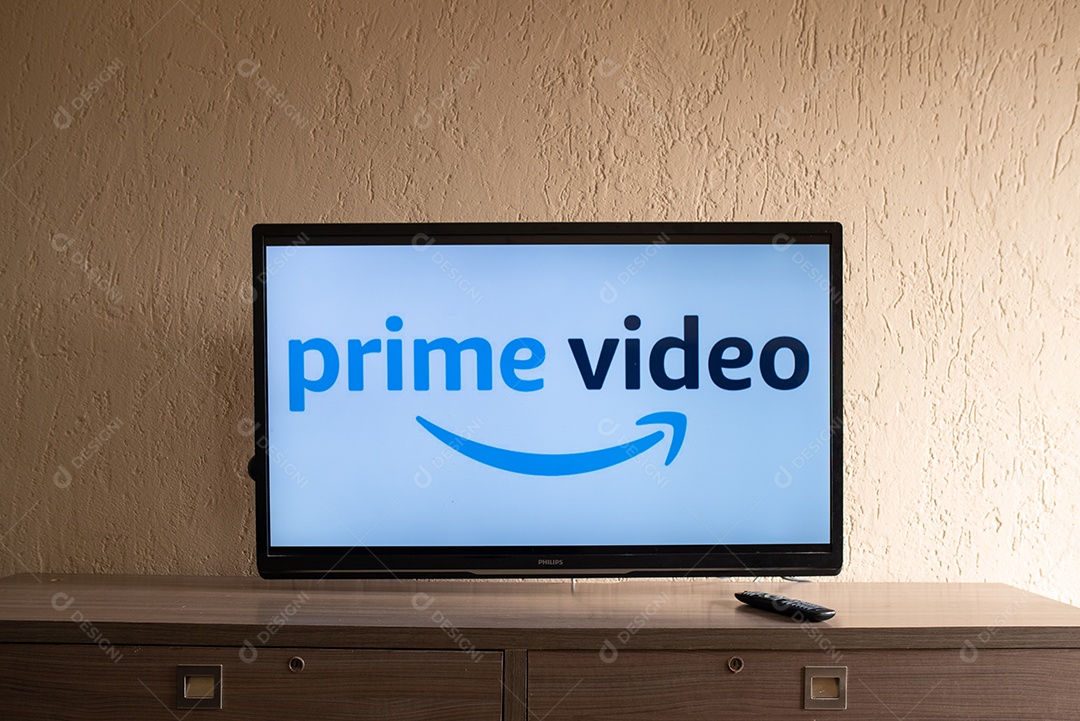 Tv de tela plana exibindo o logotipo da Prime Video