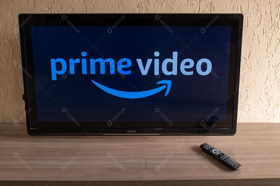 Tv de tela plana exibindo o logotipo da Prime Video