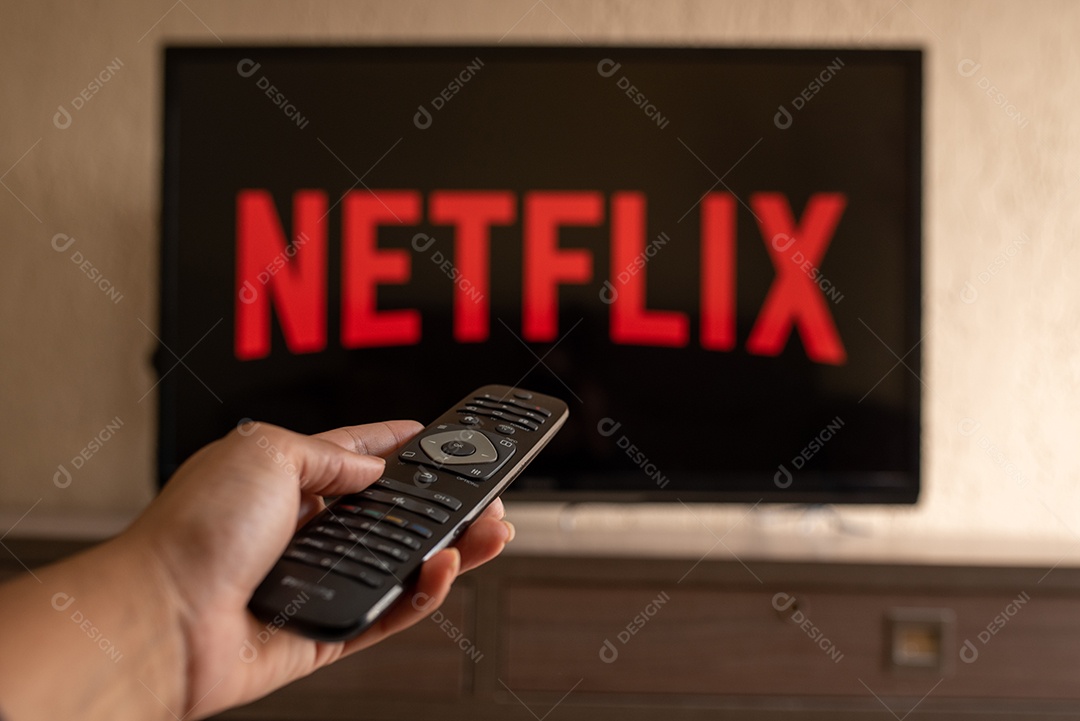 Tv de tela plana exibindo o logotipo da Netflix