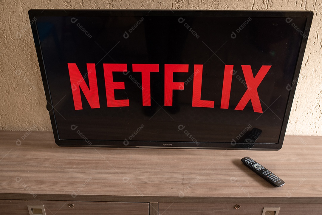 Tv de tela plana exibindo o logotipo da Netflix