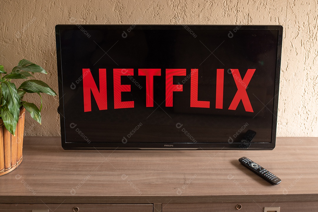 Tv de tela plana exibindo o logotipo da Netflix