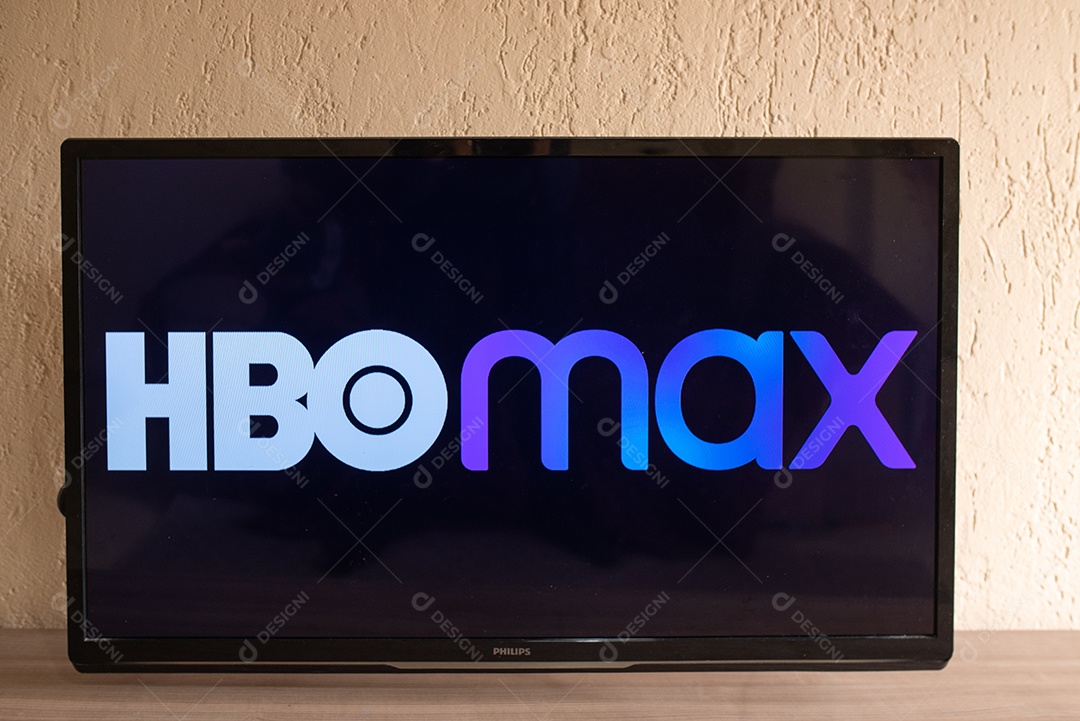 Tv de tela plana exibindo o logotipo da HBO Max