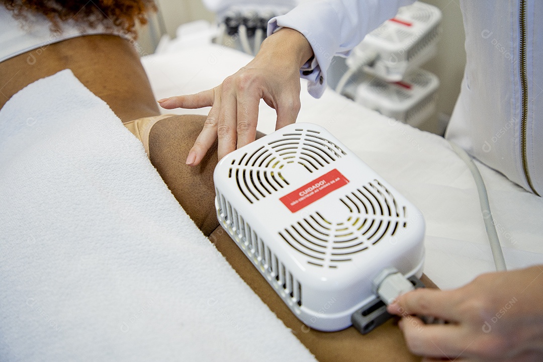 Linda mulher jovem fazendo procedimentos estéticos