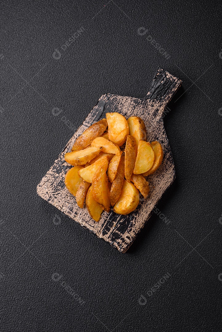 Deliciosas fatias de batata frita crocante com sal