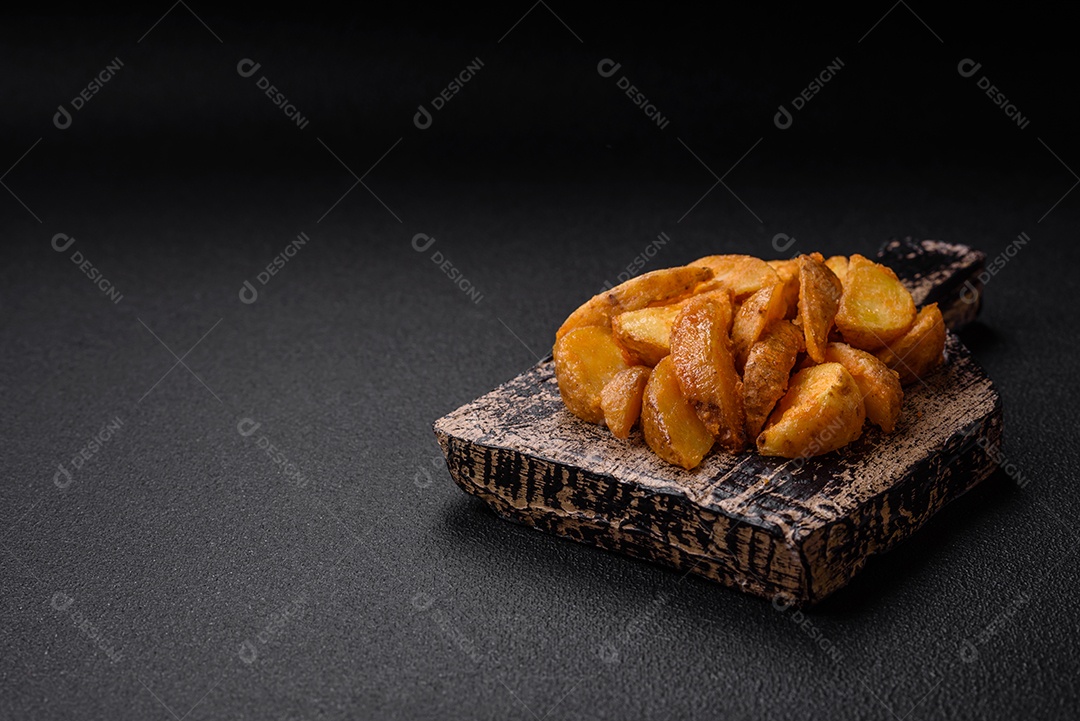 Deliciosas fatias de batata frita crocante com sal