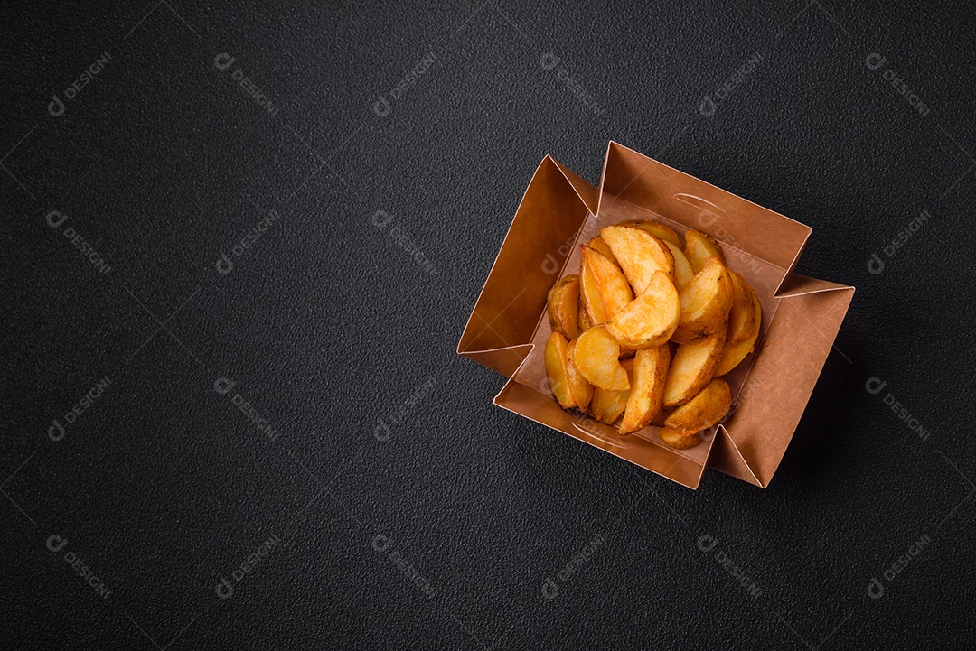 Deliciosas fatias de batata frita crocante com sal