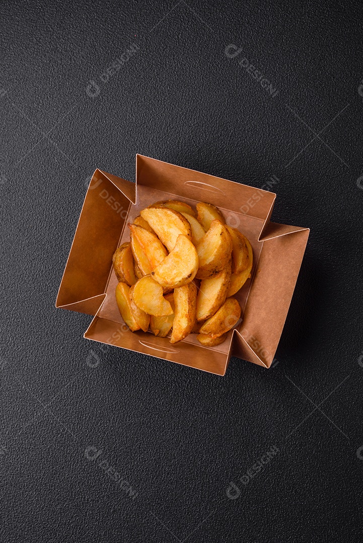 Deliciosas fatias de batata frita crocante com sal