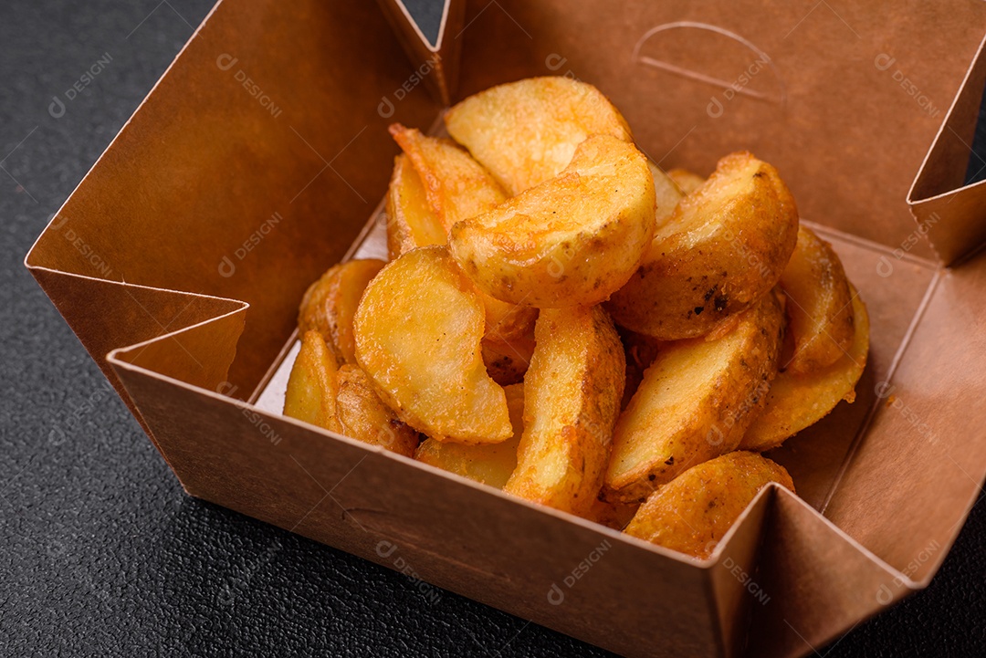 Deliciosas fatias de batata frita crocante com sal