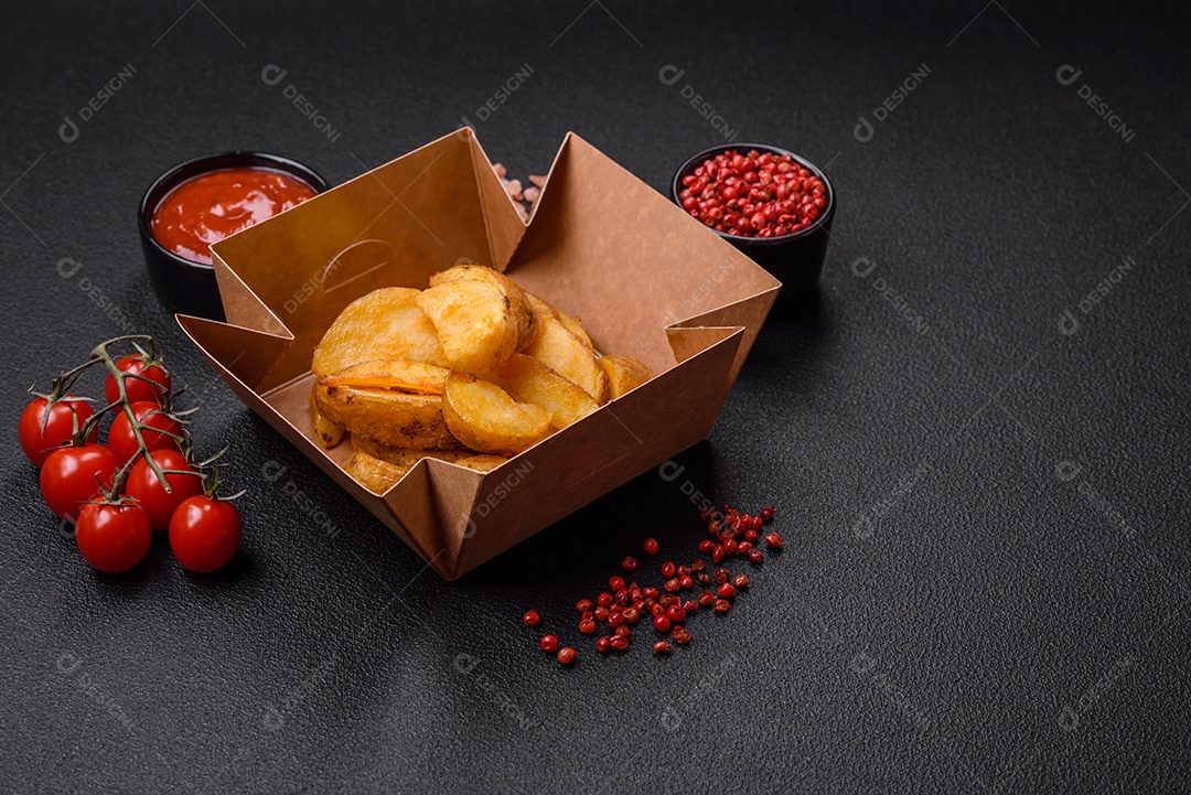 Deliciosas fatias de batata frita crocante com sal