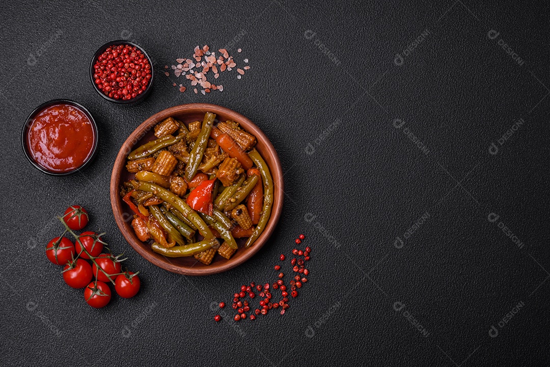 Mistura de legumes, milho, cenoura, pimentão, cebola em molho teriyaki